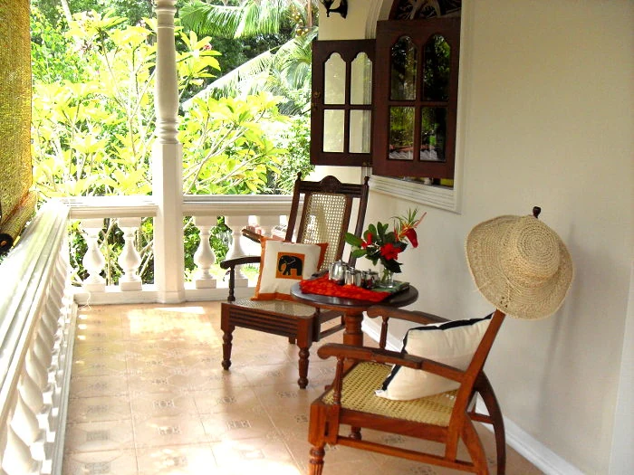 Balkon der Villa mit Tischchen und 2 Stühlen