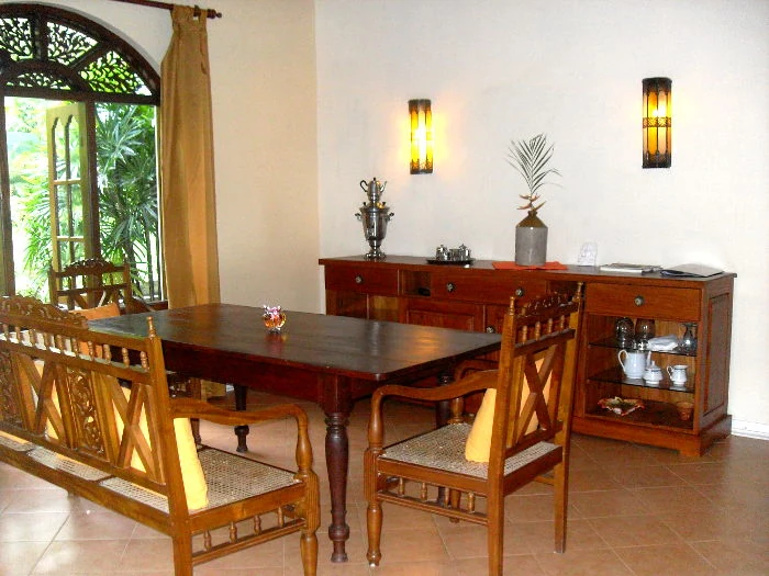Esszimmer mit Tisch, Stuhl, Bank und Blick in den Garten