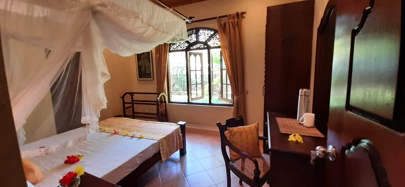 Vorderes Zimmer in der Villa, andere Ansicht