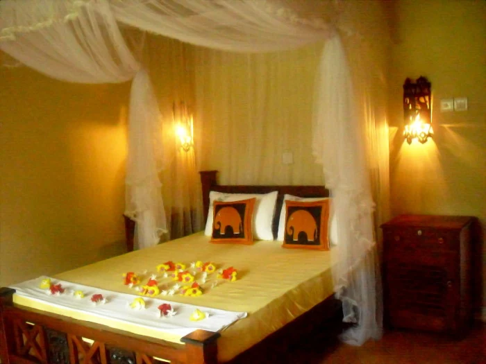 Zimmer mit Doppelbett im Erdgeschoss der Villa